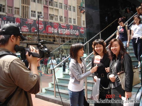 四一电影专场出来，冯老师接受媒体的采访